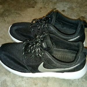 Nike Black Silver Roshe Swoosh